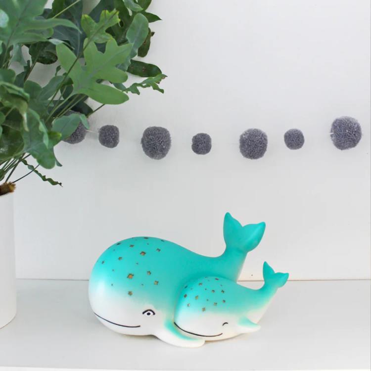 Lampe à poser LED baleines Résine H12.5cm BABY AND MUM BABY WHALE bleu et blanc