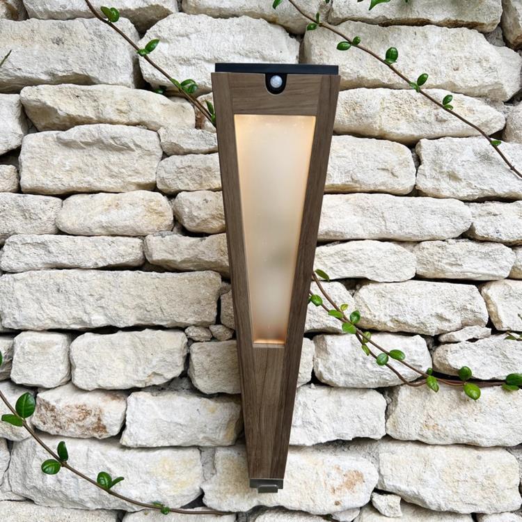 Torche d'extérieur LED avec support mural rechargeable & solaire Bois H62cm TINKA TECKA teck gris