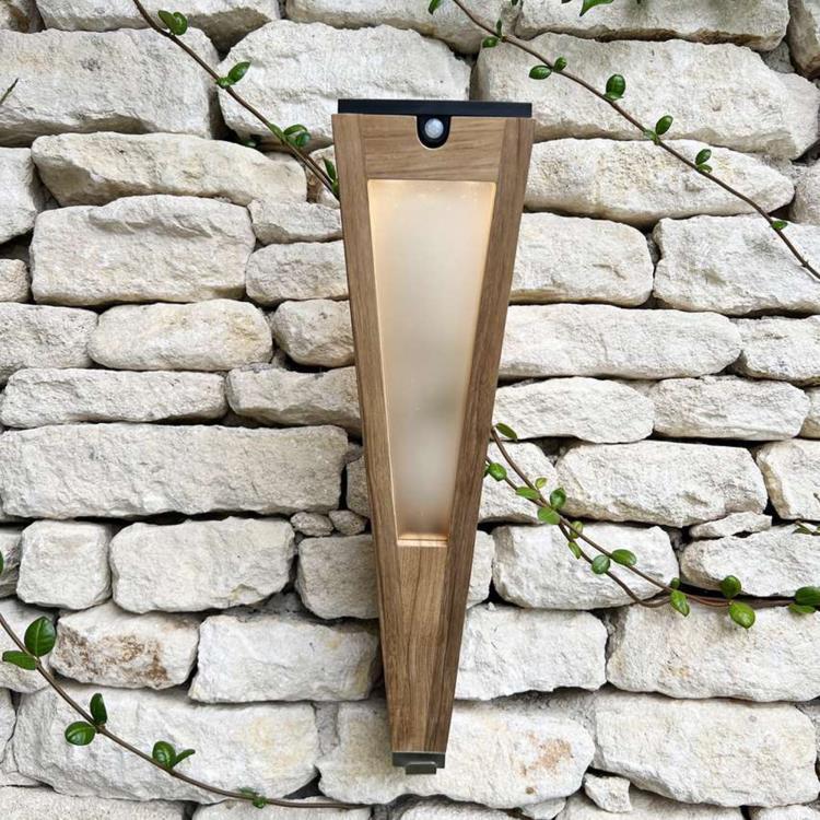 Torche d'extérieur LED avec support mural rechargeable & solaire Bois H52cm TINKA TECKA teck naturel