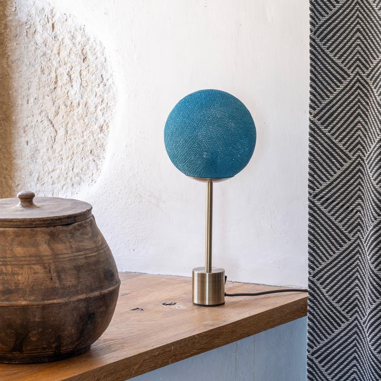 Lampe à poser globe tissé H40cm APAPA Laiton / Bleu paon