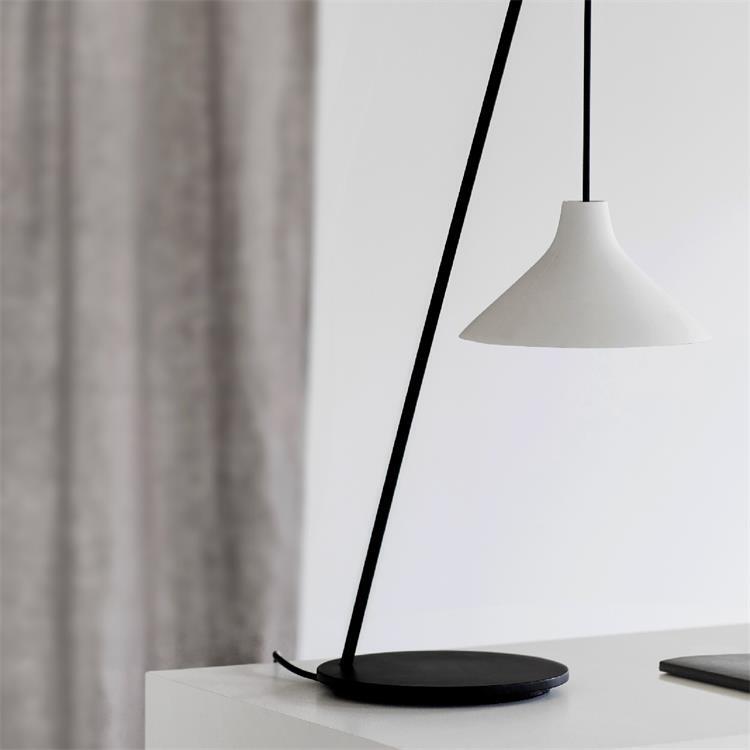 Lampe de table en acier H71cm SEAM Blanc