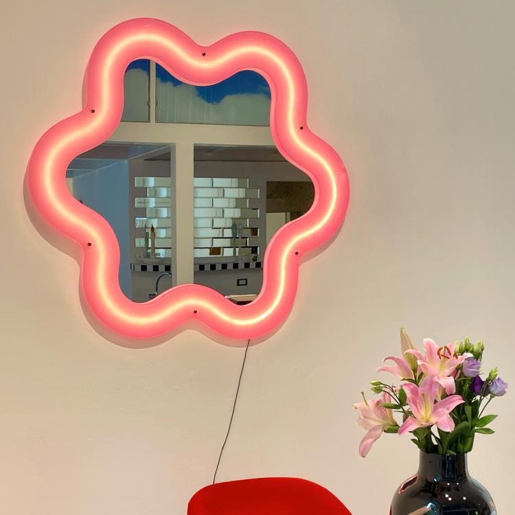 Miroir lumineux LED Fleur H77.5cm SUPERCURVE TINY FLOWER Rose