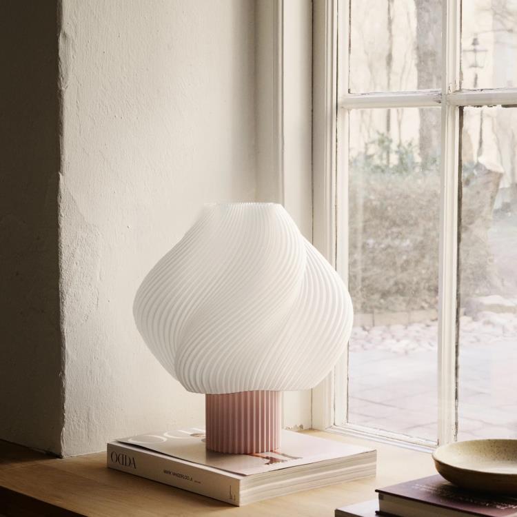 Lampe à poser plastique recyclé H34cm SOFT SERVE GRANDE Fraise sauvage