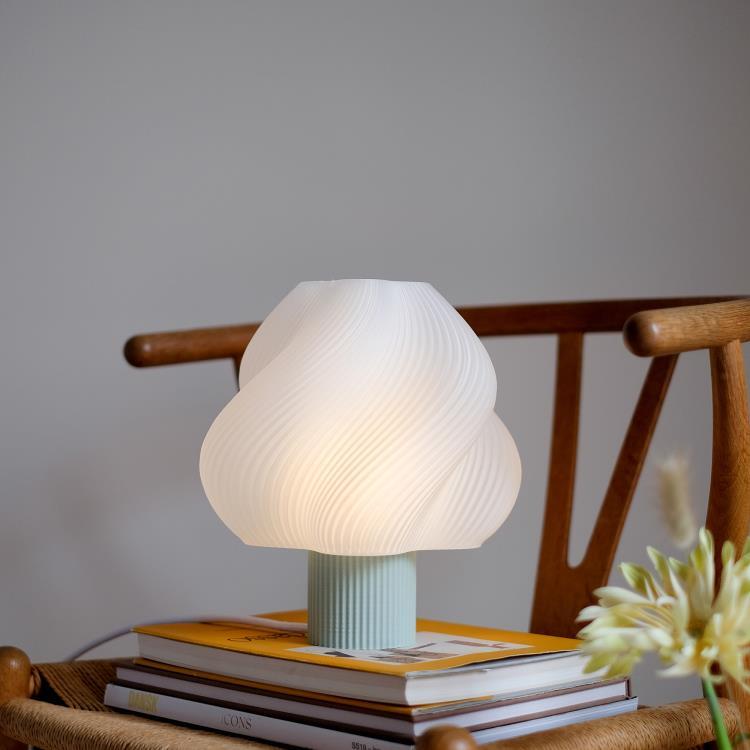 Lampe à poser plastique recyclé H26cm SOFT SERVE REGULAR Matcha