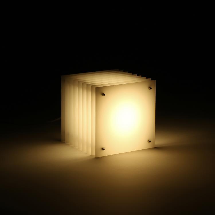 Lampe à poser LED Acrylique H18cm LOP SMALL SQUARE Milky