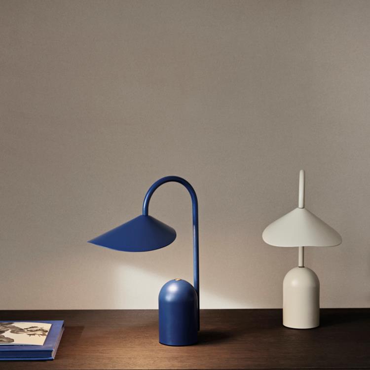 Lampe à poser LED Métal sans fil variateur intégré H30cm ARUM PORTABLE bleu brillant